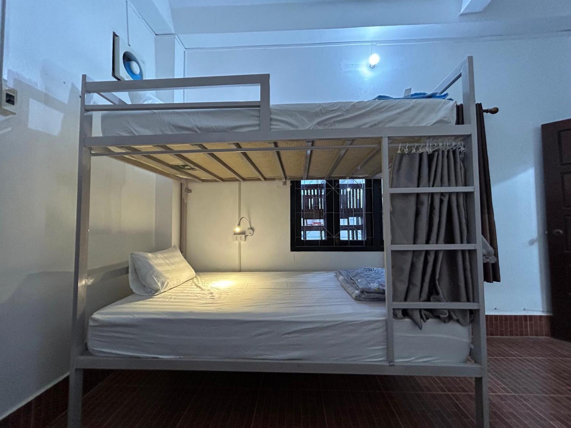Vang Vieng Backpackers Hostel Екстериор снимка