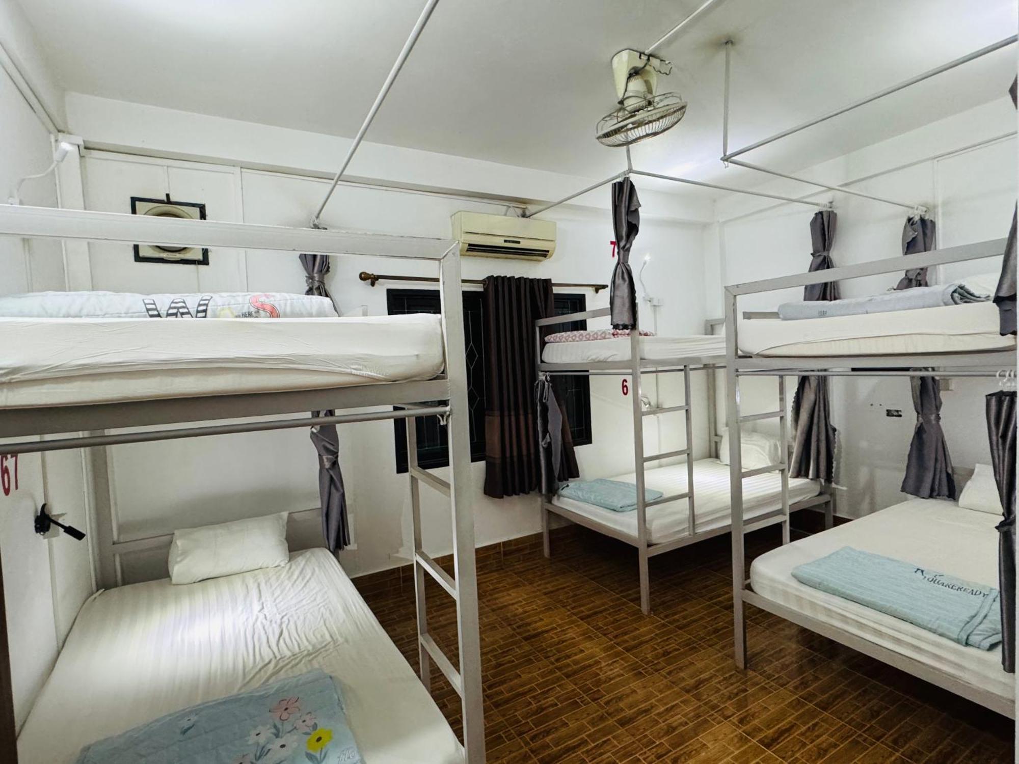 Vang Vieng Backpackers Hostel Екстериор снимка